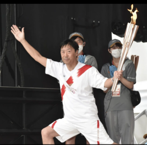 布村武信＊聖火ランナーのポーズ写真