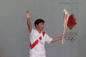 手を振る＊横顔ショット写真 - リフレクタージャパン代表　布村武信